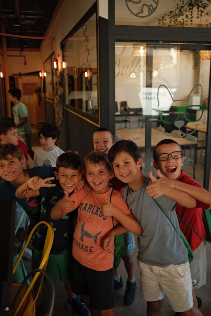 Niños sonriendo en la academia de inglés Bulldog en Huelva