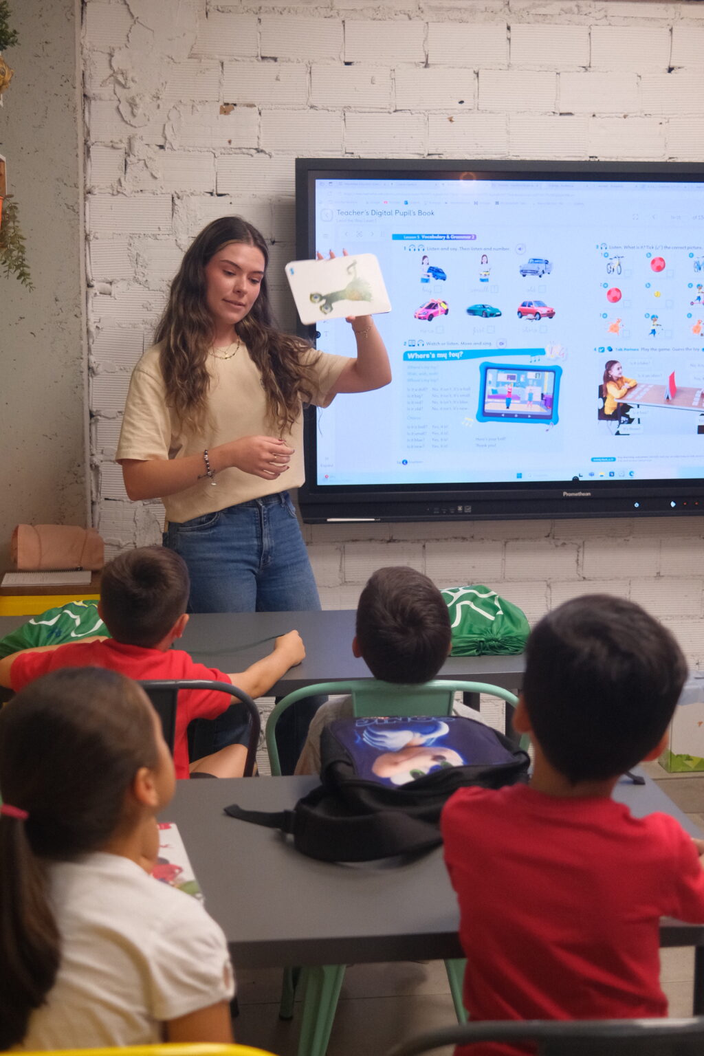 Profesora ayudando en clase de refuerzo en Huelva
