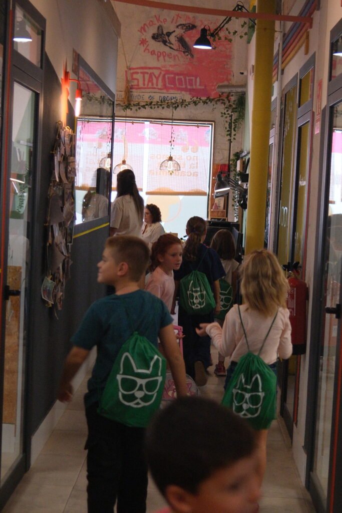 Niños con mochila de Bulldog llegando a clase de inglés en Huelva