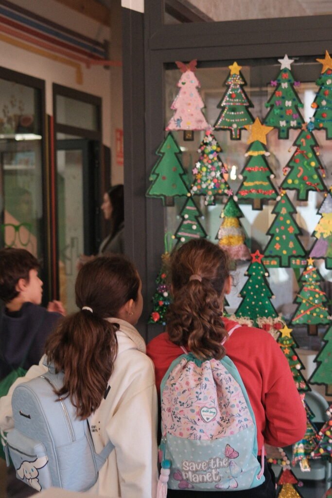 Alumnas de Bulldog con mochila en la academia decorada por Navidad