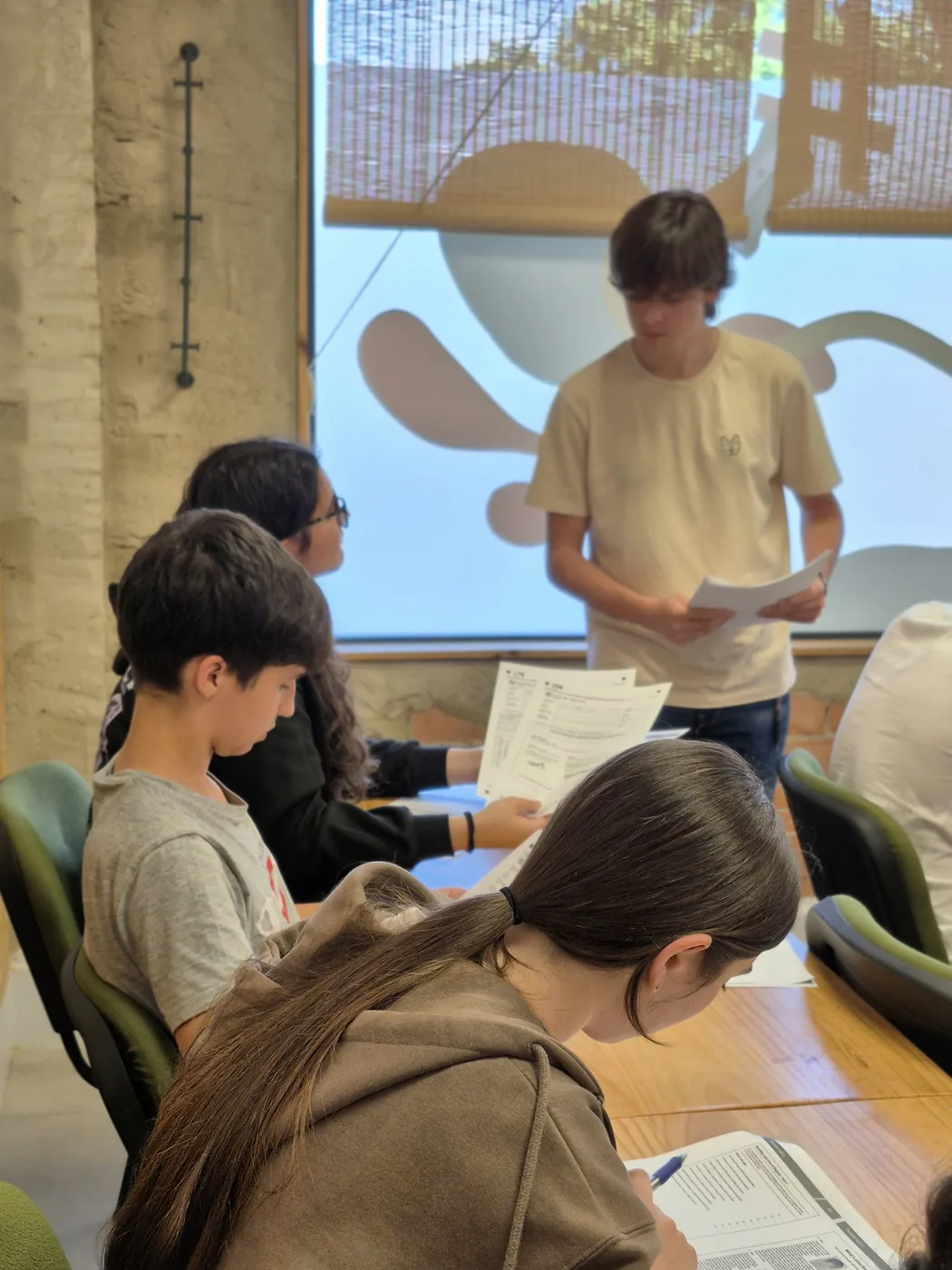 Alumnos teens preparando examen de Cambridge en Bulldog Learning Studio Huelva