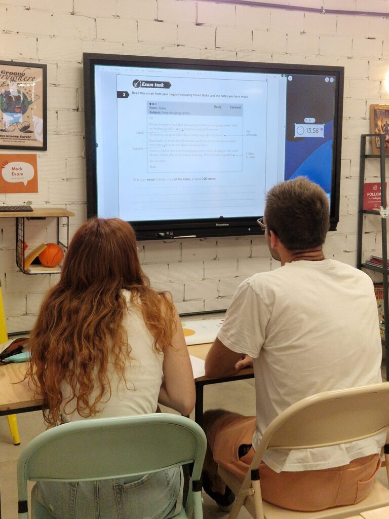 Alumnos practicando conversación en inglés en el Speaking Club de Bulldog en Huelva