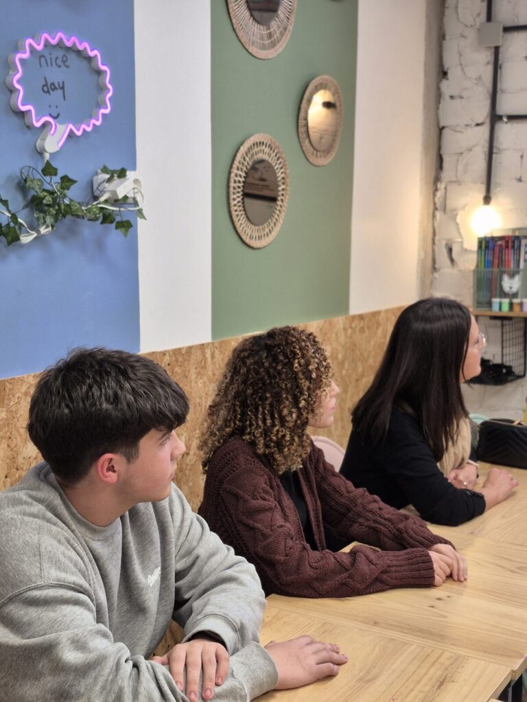 Grupo de adultos conversando en inglés en clase en Huelva