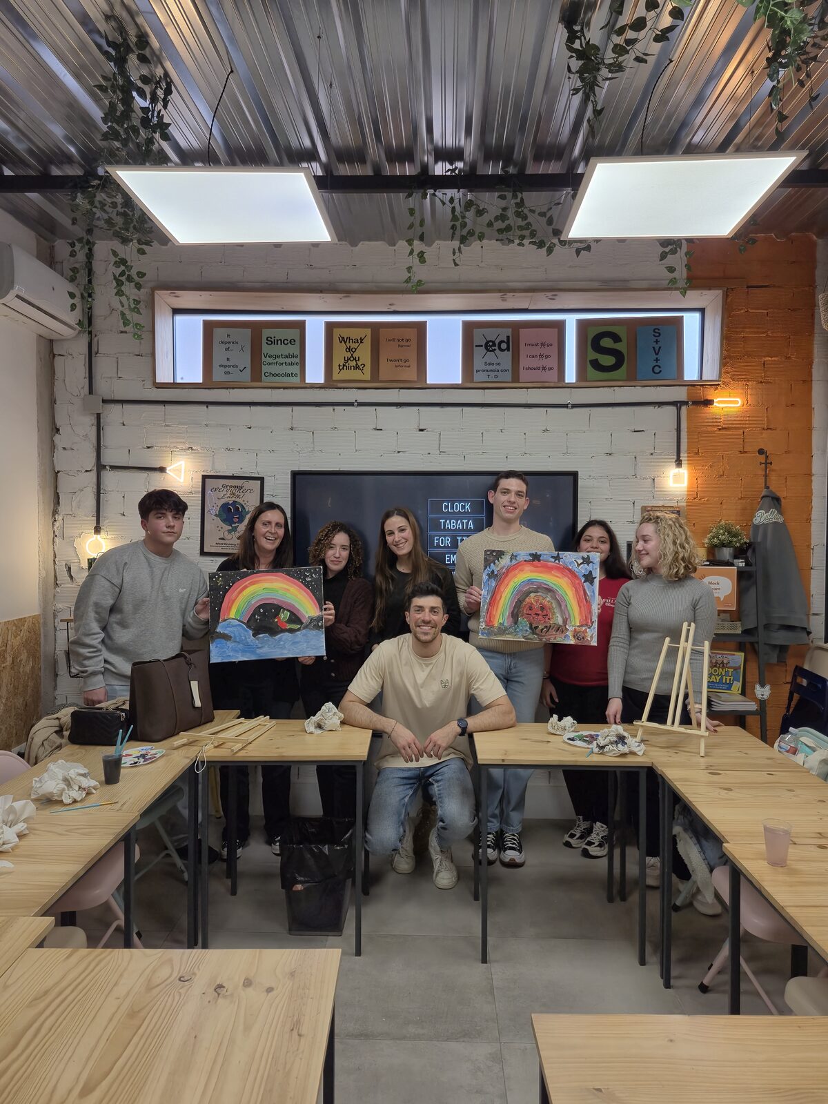 Grupo del Speaking Club de inglés sonriendo tras una actividad en Huelva