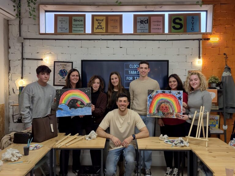 Alumnos del grupo de conversación en inglés en Bulldog Huelva