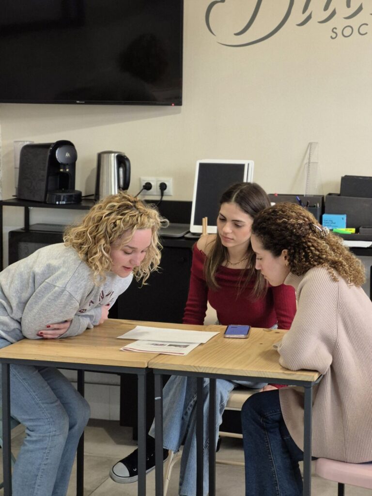 Tres alumnas practicando conversación en inglés en Huelva