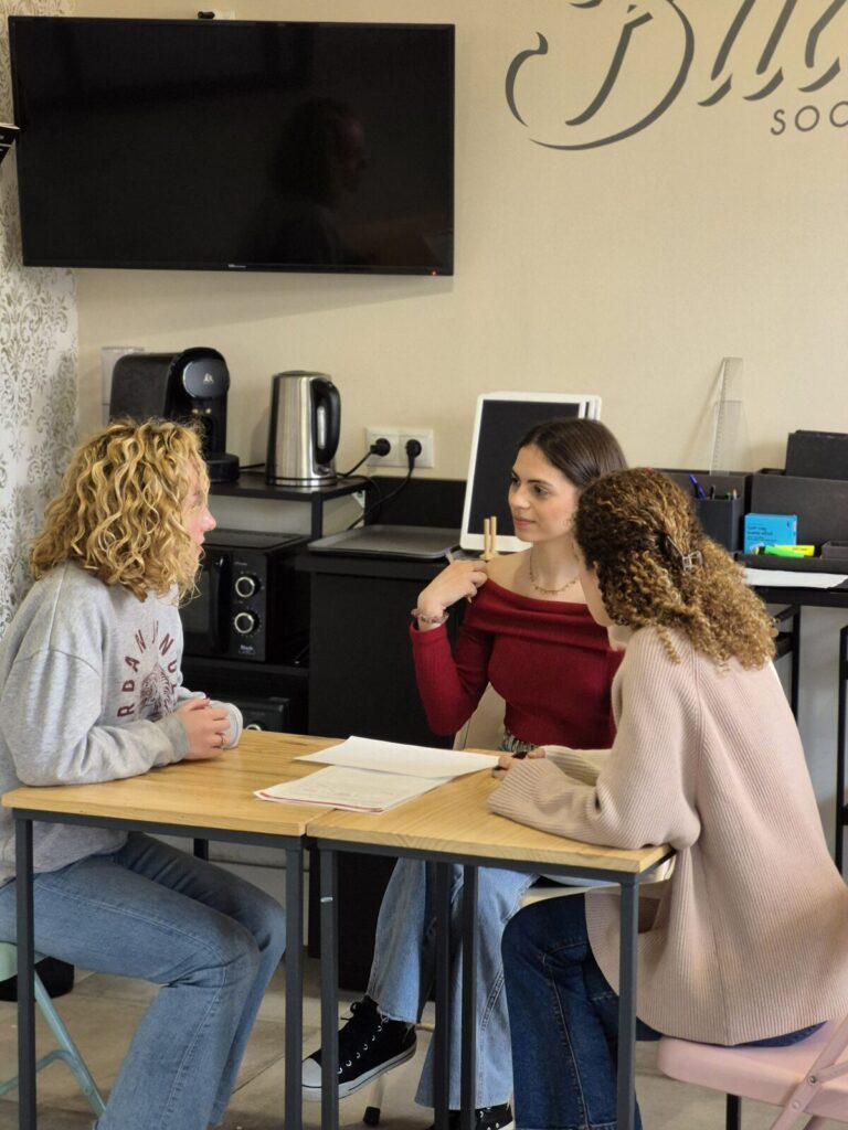 Café en inglés: dos alumnas conversando en el Speaking Club de Huelva