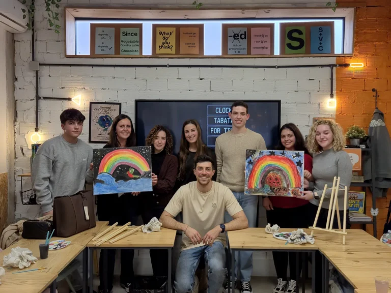 Profesora con alumnos adultos en clase de inglés en Huelva