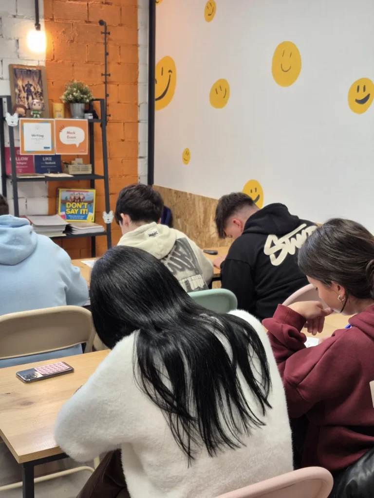 Clase de inglés para adultos en grupo reducido en Bulldog Huelva