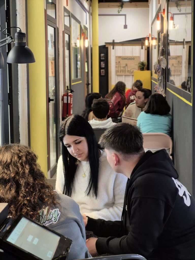 Adolescentes en clase de inglés en Huelva