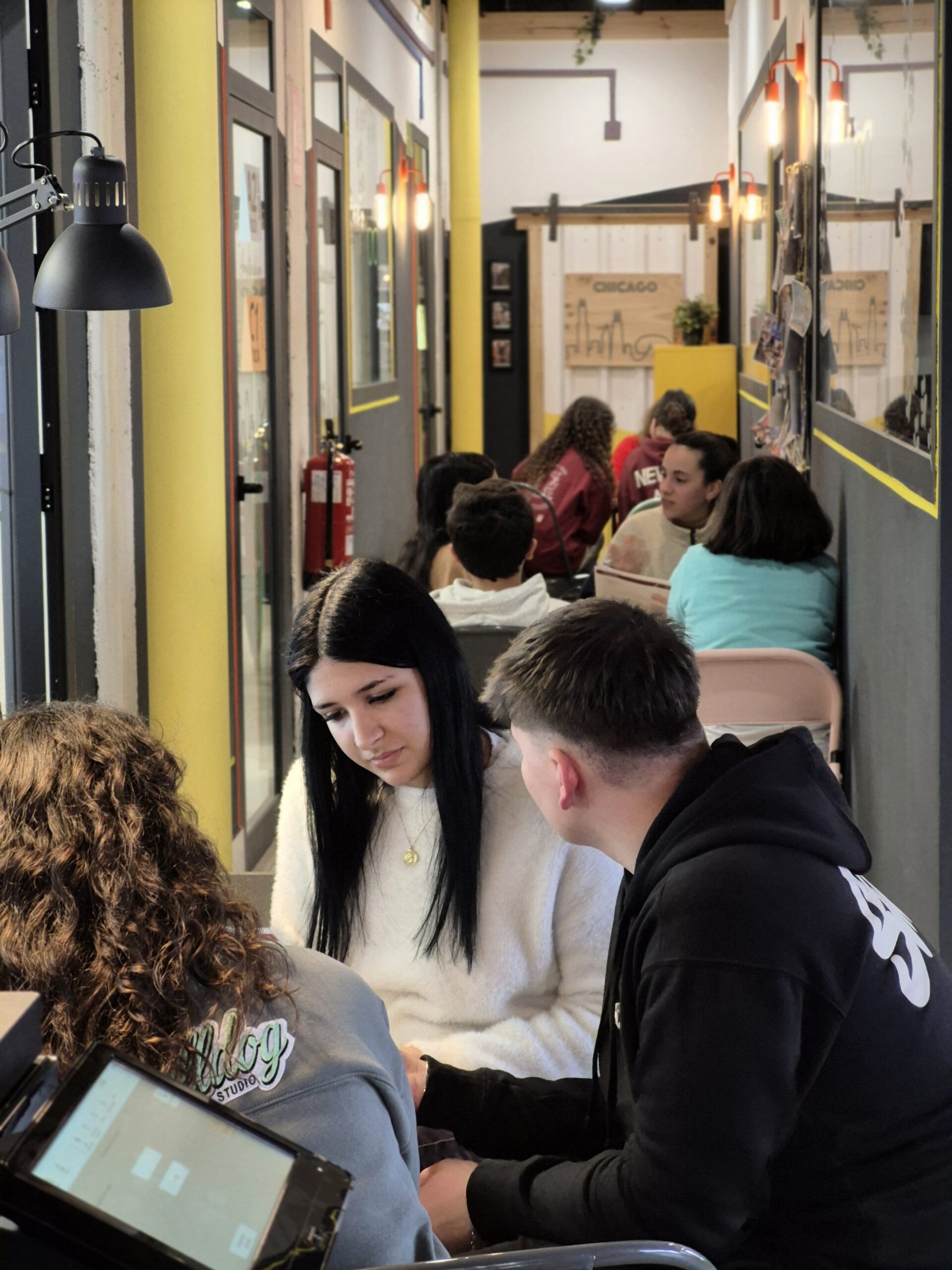 Adolescentes en clase de inglés en Huelva