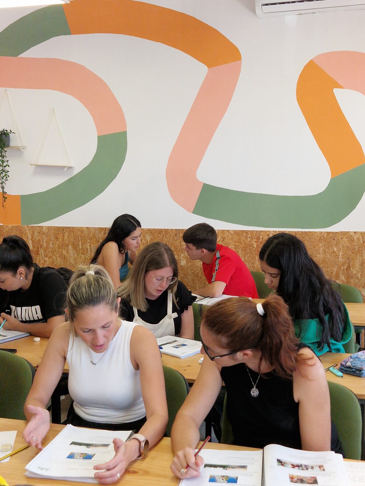 Clase del intensivo de Aptis en Bulldog Learning Studio, Huelva