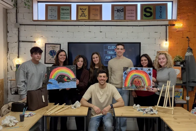 Profesora con alumnos adultos en clase de inglés en Huelva